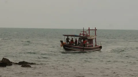 พบแล้วร่าง "ลุงตุ้ย" ประมงพื้นบ้านเกาะสมุย คลื่นซัดเรือล่มหายไป 4 วัน