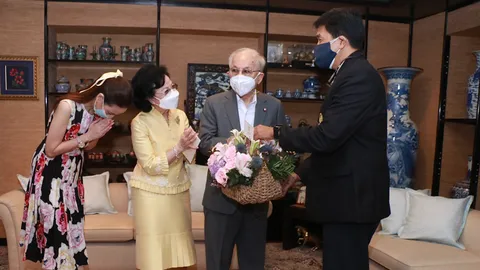 "มาดามแป้ง" นำ "ครอบครัว-มูลนิธิ" บริจาคเงิน-อุปกรณ์การแพทย์รวม 4.8 ล้านบาท