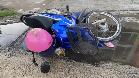 เก๋งฝ่าไฟแดงชน จยย.ตายายเจ็บหนักที่นครนายก อ้างไม่เห็นสัญญาณไฟ