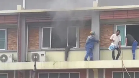 ไฟไหม้ร้านถ่ายรูป ย่างสดหนุ่มใหญ่ สลดติดเหล็กดัด ดับเพลิงช่วยไม่ทัน