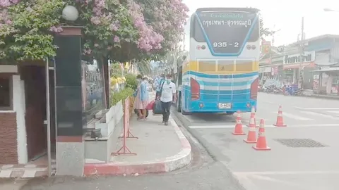 เมืองคอนติดเชื้อเพิ่ม 25 รถบัสผู้ป่วยโควิดจาก กทม.มาถึงบ้านเกิดแล้ว