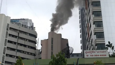 ไฟไหม้ระทึก ตึกสิรินธร โรงพยาบาลราชวิถี ควันโขมงพวยพุ่งท้องฟ้า