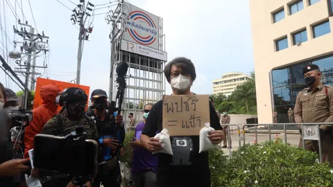 “คาร์ม็อบ” แสบ ชูป้าย “ภูมิไม่ขึ้น-เทแป้งมัน” แสดงสัญลักษณ์ไล่นายกฯก่อนยุติม็อบ