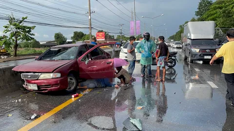 สิบล้อซิ่งฝ่าฝนชนเก๋งยับ แยกไฟแดงที่ธัญบุรี ทำป้ากระเด็นออกนอกรถบาดเจ็บ