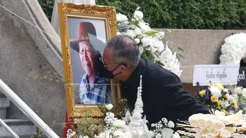 สุดเศร้างานเผาศพพ่อเป็ด เชิญยิ้ม ลูกหลานร่ำไห้ ร่วมส่งเป็นครั้งสุดท้าย