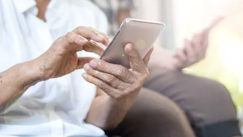 ผู้สูงอายุ 60 ปีขึ้นไป ลงทะเบียนฉีดวัคซีนโควิดผ่าน 4 ค่ายมือถือ 12 ก.ค.นี้