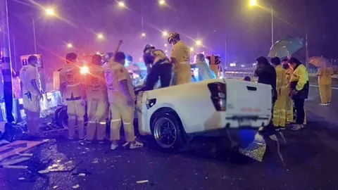 ขยี้ท้าย 3 ศพ บนมอเตอร์เวย์ รถบรรทุกตีเส้นจราจร กระบะฝ่าฝนเสยสนั่น