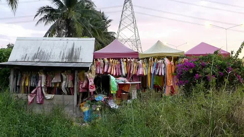 แห่ขอหวย "ศาลแม่เนียง-แม่น้อม" ราชบุรี แย้มทีเด็ด ยิ่งดึกยิ่งขลัง (คลิป)