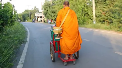 พศ.อ่างทองเผย สั่งห้ามพระสงฆ์ใช้รถเข็นไฟฟ้าบิณฑบาต ชี้ดูไม่สำรวมสมกับพระ