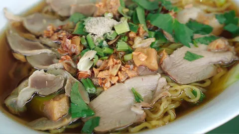 เมนูเด็ดเป็ดนัมเบอร์ 1 แห่งท่าวุ้ง "ก๋วยเตี๋ยวเป็ดผู้ใหญ่ประชุม" 