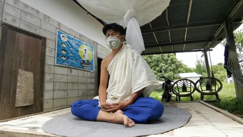 หนุ่มห่มขาวอ้างเป็น "องค์สุริยาฯ" ยังนั่งสมาธิหน้าบ้าน ไร้เงาลูกศิษย์