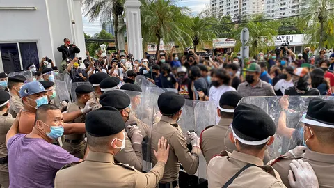 ม็อบฮือบุกสาธารณสุข ปะทะตำรวจเลือดอาบ ทวงคำตอบ “วัคซีน” รวบ “ไบรท์” แกนนำ