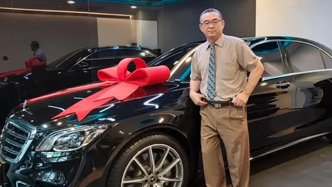 "เรืองไกร" เผย ผู้ใหญ่ใจดีให้เงินซื้อรถใหม่ หลังถ่ายรูปคู่รถเบนซ์