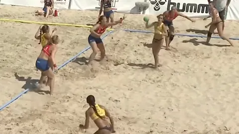 แฮนด์บอลสาวนอร์เวย์ส่อโดนปรับ หลังแหกกฏใส่ขาสั้นแทนบิกินี (คลิป)