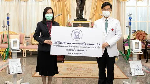 ศ.นพ.สุทธิพงศ์ รับมอบเครื่องช่วยหายใจ จากผู้แทนมูลนิธิทุนท่านท้าวมหาพรหมโรงแรมเอราวัณ