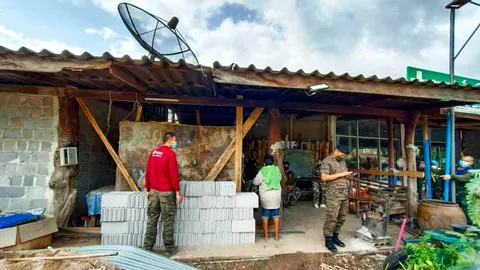 จนท.เข้าซ่อมบ้านแม่ค้ากล้วยทอดที่โดนช้างป่าละอูบุกพังขโมยกล้วยกินแล้ว