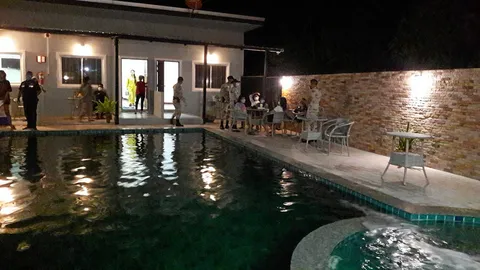 ฝ่ายปกครองไปจับเอง จัดปาร์ตี้ยาเย้ย ในพูลวิลล่าได้ 48 คน เจ้าของเป็นต่างชาติ