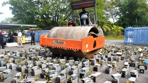 มาเลเซียใช้รถบดถนนทำลายเครื่องขุดบิทคอยน์