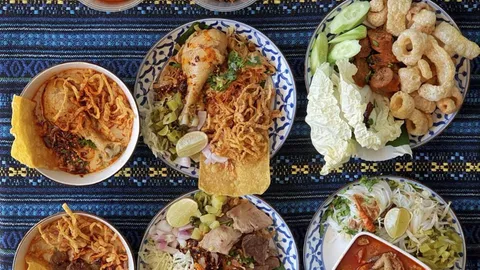 ป้าพรลำพูน อ่อนนุช 70/1  แคบหมูเด่นข้าวซอยดี๊ดี