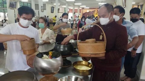 ชาวไทยและลาว บึงกาฬ ทำบุญตักบาตรแบบนิวนอร์มอล เนื่องในวันเข้าพรรษา 