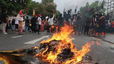 "ม็อบ 25 กรกฎา" ทำกิจกรรมเชิงสัญลักษณ์ "เผาหุ่นสมมติผู้นำรัฐบาล" (คลิป)