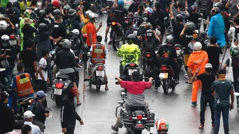 "ม็อบ 25 กรกฎา" ยุติชุมนุม หลังอ่าน บทกวี 14 ตุลา ของ "วิสา คัญทัพ"