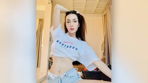 อ๋อม สกาวใจ อวดหุ่นสวยแซ่บ ใส่เสื้อเอวลอยสกรีน ผนงรจตกม 