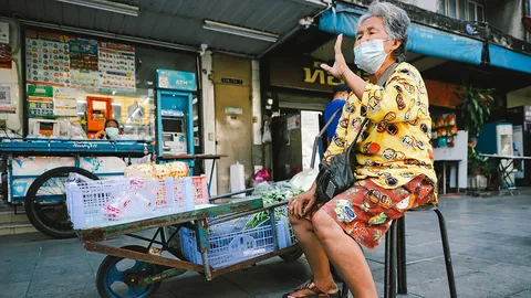 “คุณยายบัวฮอง” จากแม่ค้าผักสู่ “ดาวติ๊กต่อก” ใน “Next People คนไม่หมดไฟ”