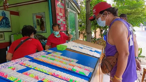 แม่ค้าบ่น ลอตเตอรี่เหลือเพียบ หลังโควิดระบาด นักเสี่ยงโชคประหยัดเงินมากขึ้น