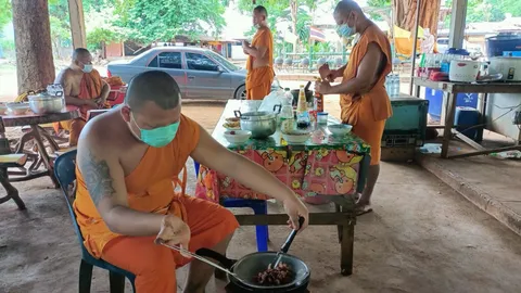 พระอุทัยธานีประกอบอาหารฉันเอง หลังญาติโยมไม่มาทำบุญใส่บาตรเพราะโควิด (คลิป)