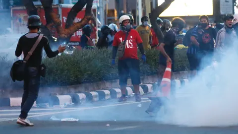 ตึงเครียด ม็อบไม่ยอมเลิก ประจันหน้า ตร. ยิงแก๊สน้ำตา หวังเคลียร์พื้นที่ (คลิป)