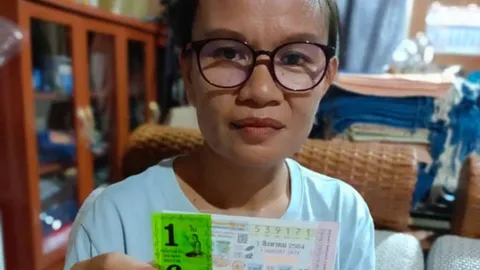 แม่น้องชมพู่โพสต์ "ขอบคุณสวรรค์ที่เมตตา" หลังถูกลอตเตอรี่รางวัลที่ 2