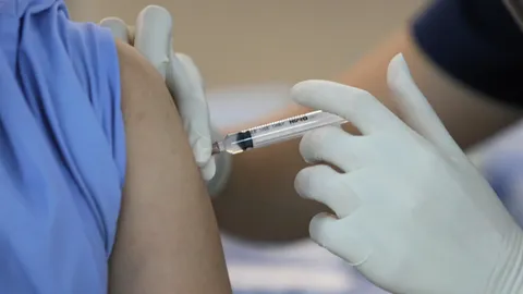 เผยมติฉีดไฟเซอร์ 2 เข็มให้บุคลากรสาธารณสุข-ด่านหน้าที่ไม่เคยได้รับวัคซีน