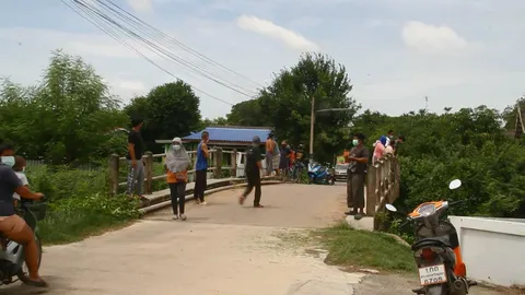 หนุ่มป่วยโควิดเครียด ผูกคอกับสะพานข้ามคลองตะเคียน เชือกขาดร่วงตกน้ำตาย