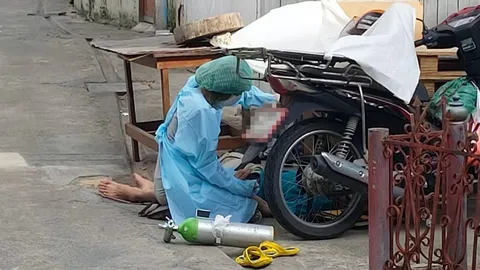 ลุง 58 ติดโควิดวูบริมถนนกู้ภัยช่วยส่ง รพ.-คู่หนุ่มสาวโวย สปสช.ลอยแพ