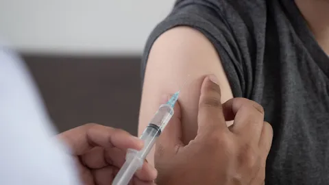 ยอดฉีดวัคซีนสะสมทะลุ 18 ล้านโดสแล้ว กทม.เข็มแรกครอบคลุมแล้ว 65.32%