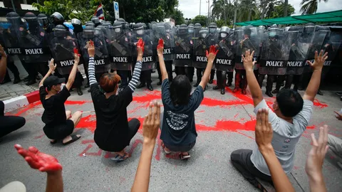 ศาลให้ประกัน 31 ผู้ชุมนุมม็อบหน้า บช.ปส.โดยยื่นหลักทรัพย์คนละ 1 แสนบาท