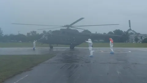 ทบ.ส่งเฮลิคอปเตอร์ Mi-17 ฝ่าฝนรับผู้ป่วยโควิด 9 รายจาก กทม.กลับมาตาก (คลิป)