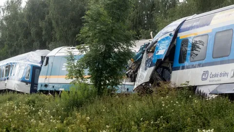 รถด่วนวิ่งฝ่าสัญญาณหยุด ชนรถไฟท้องถิ่นในเช็ก ดับ 3 ศพ สาหัส 8