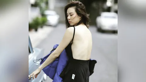 คริส หอวัง บอกซ้อมใส่เสื้อกันหนาว แต่แฟนๆ สะดุดตาแผ่นหลังขาวเนียน