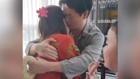 ชมพู่ อารยา เผยโมเมนต์วันเกิด น็อต วิศรุต พาลูกกราบพ่อ สามีหอมฟอดใหญ่