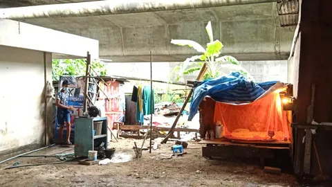 โคตรเศร้า เด็กป่วยโควิด กลัวยาย 80 ปีติดเชื้อ ออกจากบ้านมานอนใต้สะพาน