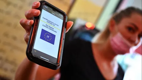 อิตาลีไฟเขียวบังคับใช้ "กรีนพาส" ยืนยันการฉีดวัคซีน ในสถานศึกษา-เดินทางไกล 