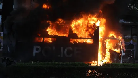 กระชับพื้นที่ผลักดันมวลชนออก พบรถคุมผู้ต้องขังถูกเผาที่อนุสาวรีย์ชัยฯ (คลิป)