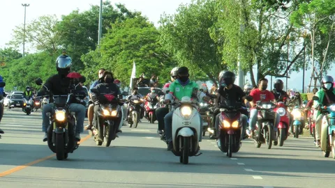 คาร์ม็อบนครพนม วิ่งรถบีบแตรไล่นายกฯ ยันบริหารงานล้มเหลว ต้องลาออก