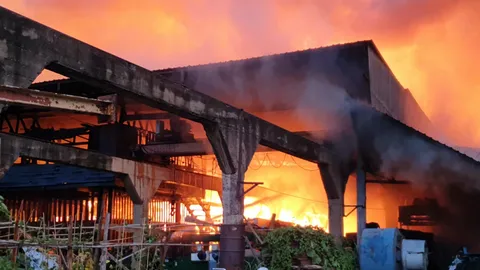  ไฟไหม้โรงไม้ที่ปทุมธานี เสียหายกว่า 200 ล้าน ยังดับไม่ได้ (คลิป)