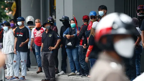 ม็อบยังรอ "เพนกวิน" อยู่สำนักงานตำรวจแห่งชาติ แต่บางส่วนไปกับคาร์ม็อบแล้ว