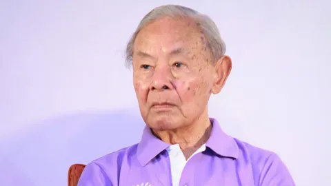 "ม.จ.ภีศเดช รัชนี" มีผลงานหนังสือ “ชีวิตชั้นๆ” รวบรวมเรื่องราวชีวิตที่น่าสนใจ