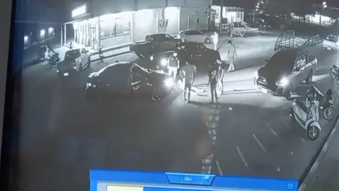 แก๊งโจ๋สุดกร่าง รุมกระทืบหนุ่มคู่กรณี 10 ต่อ 1 ประกาศตัวเป็นลูกตำรวจ 