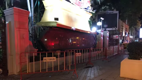 มอบตัวแล้ว 1 มือรื้อป้ายสำนักงานตำรวจแห่งชาติ จำนนต่อหลักฐานกล้องวงจรปิด